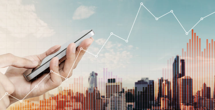 Sono certamente rassicuranti i dati presentati dall’Omi, il periodico Osservatorio dell’Agenzia delle Entrate, relativi al mercato immobiliare nel secondo trimestre 2021. Non può non passare inosservata, per esempio, la crescita del 73,4% degli acquisti di abitazioni su base annua. Superata però dagli scambi nel comparto terziario-commerciale, che registrano un +97,9% rispetto allo stesso periodo del 2020. E il trend fortemente positivo accompagna anche il settore produttivo (+85,4%) e quello agricolo (+88,1%). I numeri presentati sono certamente da contestualizzare, come sottolinea anche l’Omi. Questo perché lo stesso trimestre del 2020 fu segnato pesantemente dalle restrizioni anti-pandemiche, che unite alla successiva e graduale riapertura delle attività economiche, ha avuto un impatto significativo sulle compravendite immobiliari. La crescita del 2021 rimane tuttavia significativa se – scavalcando l’annus horribilis del 20210 – si confrontano i dati con il secondo trimestre del 2019: anche in questo caso le unità scambiate risultano in aumento (+26,1%). Il mercato immobiliare nelle maggiori città I dati dell’Agenzia delle Entrate relativi alle principali città italiane evidenziano la stessa tendenza positiva che si rileva su tutto il territorio nazionale: le transazioni segnano +54,6% rispetto allo stesso trimestre del 2020 e +13,9% rispetto allo stesso periodo del 2019, con oltre 11mila abitazioni acquistate in più. Genova e Roma sono le piazze in cui si osservano i maggiori rialzi delle compravendite, rispettivamente pari a +32,7% e +19,4%. Firenze, Palermo e Torino registrano una crescita più moderata ma comunque con tassi a due cifre. Rimangono, seppure in crescita, sotto il 10% i rialzi rispetto al 2019 di Milano, Napoli e Bologna. Una nota anche per quel che riguarda le pertinenze (cantine e soffitte): se a livello nazionale i volumi di compravendita sono quasi raddoppiati, nelle otto principali città i valori sono quasi triplicati. Infine, per quanto riguarda gli scambi di box e posti auto il tasso di crescita si attesta intorno al +56,5%. Il mercato immobiliare non residenziale Come già accennato, anche il comparto terziario-commerciale ha realizzato una forte crescita rispetto al relativo trimestre dell’anno precedente e un andamento positivo anche nel confronto con lo stesso periodo del 2019 (+34,2%). Più nel dettaglio, gli scambi di uffici e studi privati crescono del +81,5% (+24,7% rispetto al 2019), mentre quelli di negozi e laboratori del +94,2% (+19,6% rispetto al 2019). Bene anche le compravendite di depositi commerciali e autorimesse (+102,3% rispetto al 2020, +44,9% rispetto al 2019) e di capannoni e industrie (+85,4% rispetto al 2020, +28% rispetto al 2019) e il settore produttivo agricolo (+88,1% rispetto al 2020, +22,9% rispetto al 2019). MERCATO IMMOBILIAREVENDITA E ACQUISTO IMMOBILI Roma LUNICA IMMOBILIARE